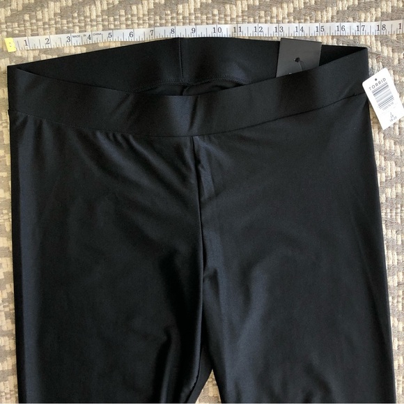Torrid liquid black crop legging cutout side detail size 2 - Picture 4 of 11